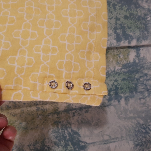 Croft & Barrow white and yellow shirt great detail - Picture 3 of 7